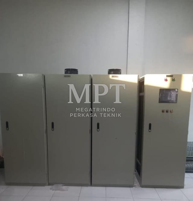 Lemari panel berdiri berjajar setelah instalasi