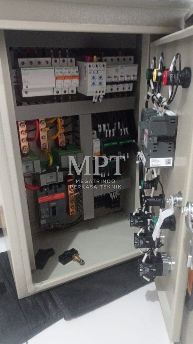 Panel control kompak dengan proteksi dan tombol di pintu