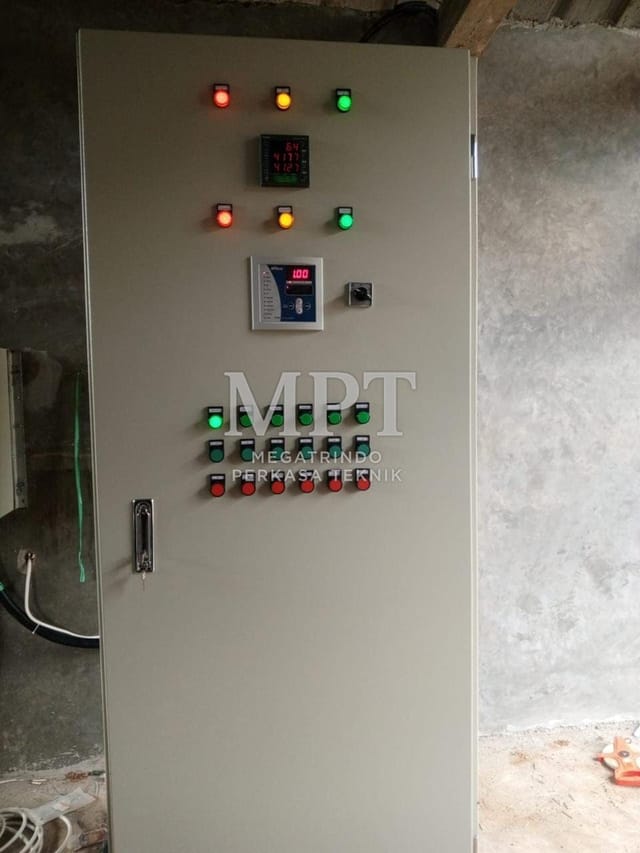 Pintu panel control dengan pilot lamp, meter, dan tombol operasi