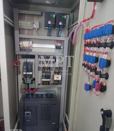 Panel kontrol dengan inverter dan terminal kontrol