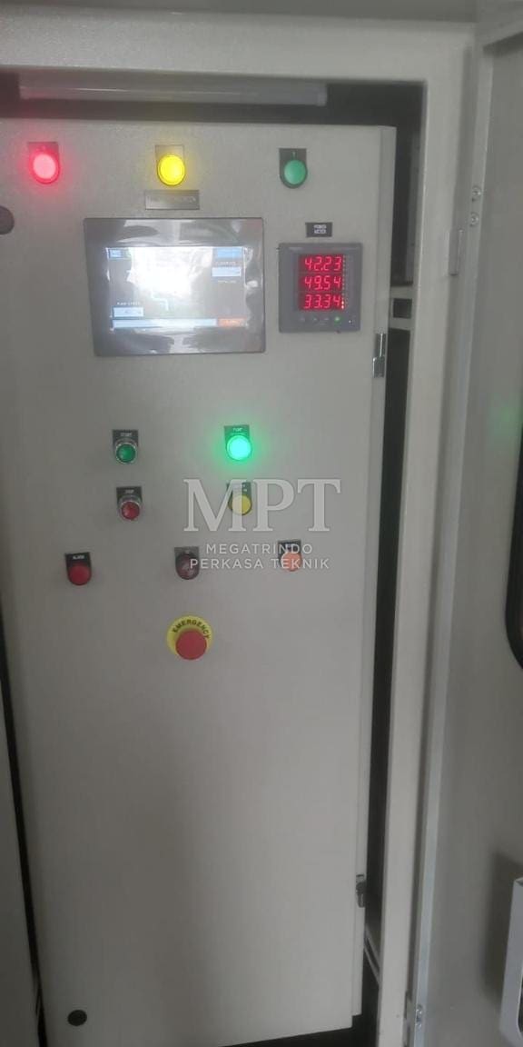 Pintu panel control dengan HMI, meter digital, dan pilot lamp