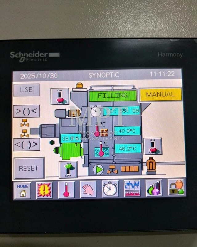 Layar HMI Schneider Harmony menampilkan synoptic mesin