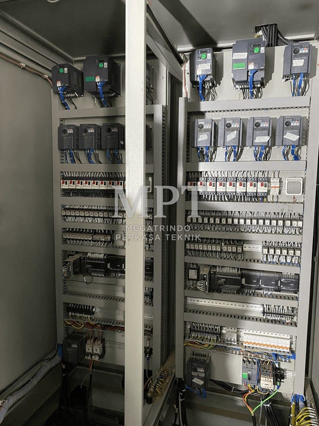 Bagian dalam panel kontrol dengan MCB, kontaktor, dan kabel yang tertata rapi