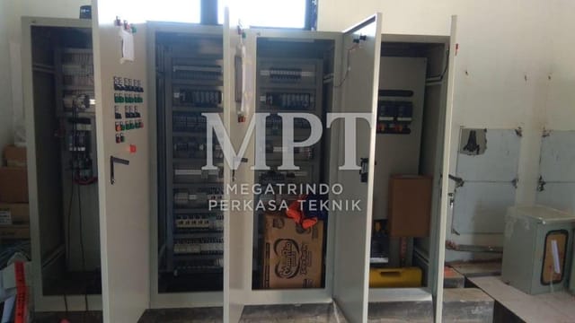 Deretan panel control terbuka setelah perakitan