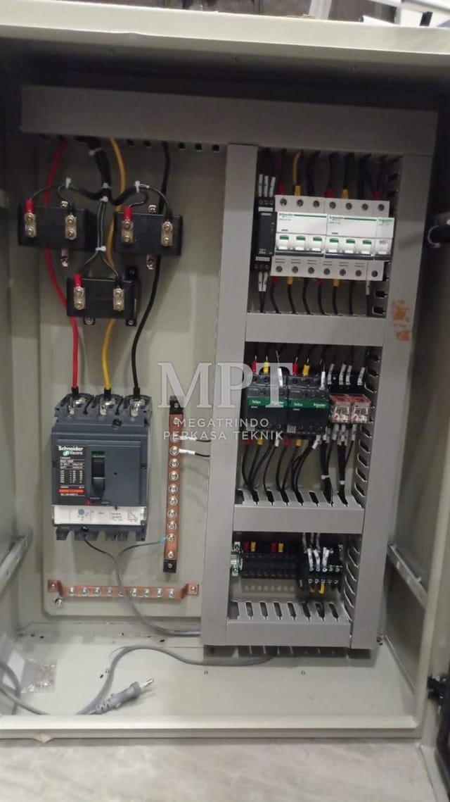 Panel control dengan MCCB, busbar, dan kontaktor