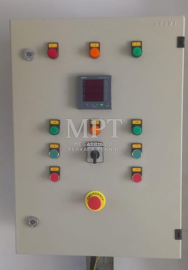 Panel operator dengan power meter, selector, dan tombol emergency