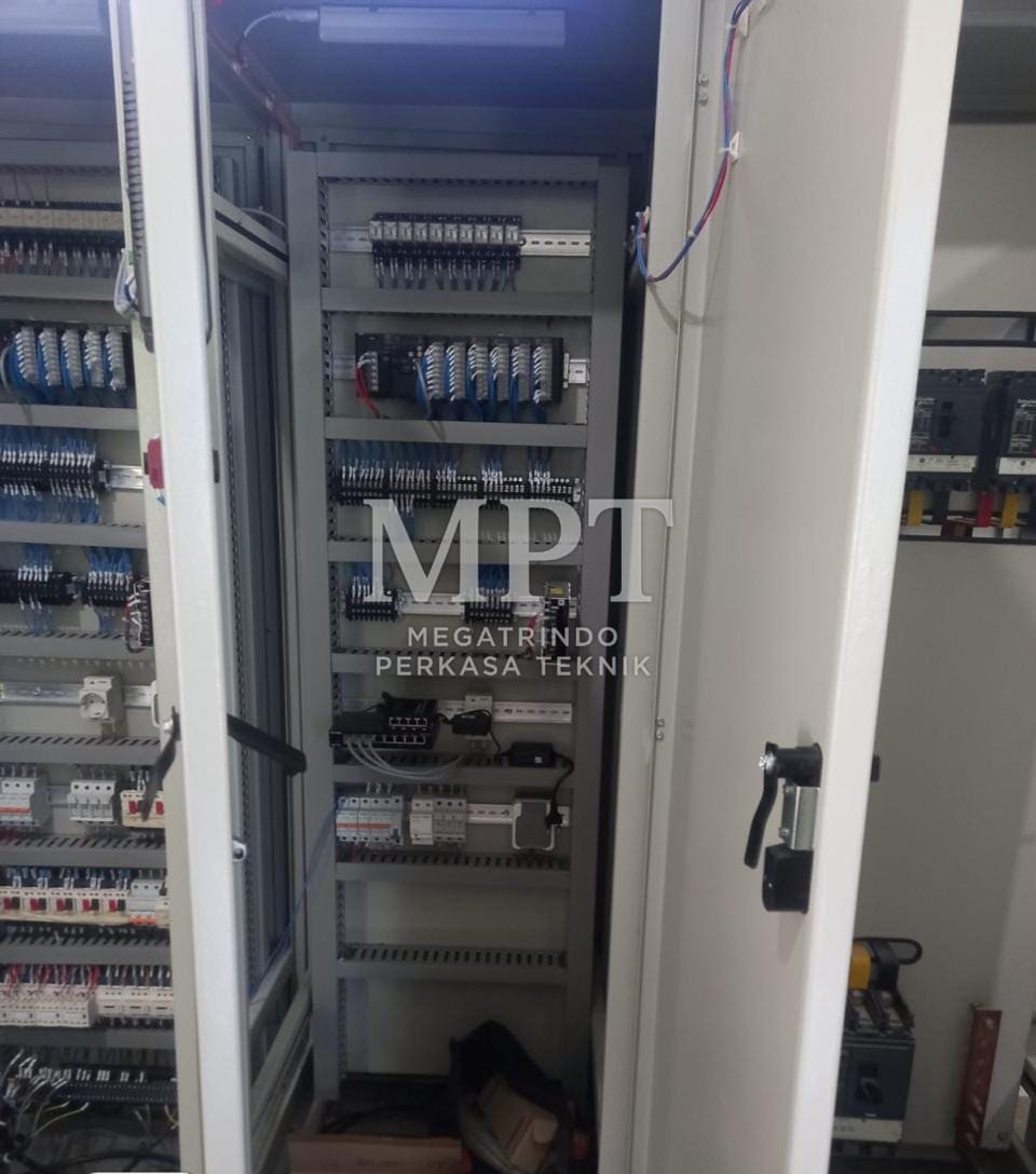 Panel control berdiri berisi modul PLC dan relay
