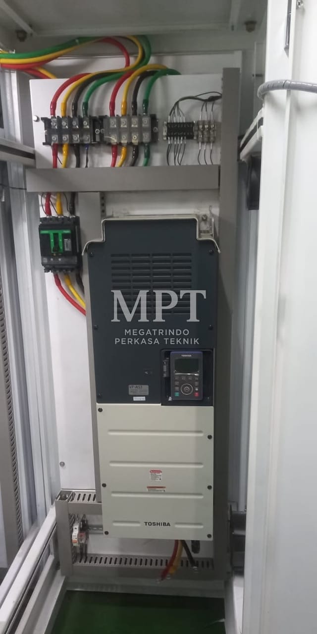 Panel VSD dengan inverter Toshiba dan terminal kabel power