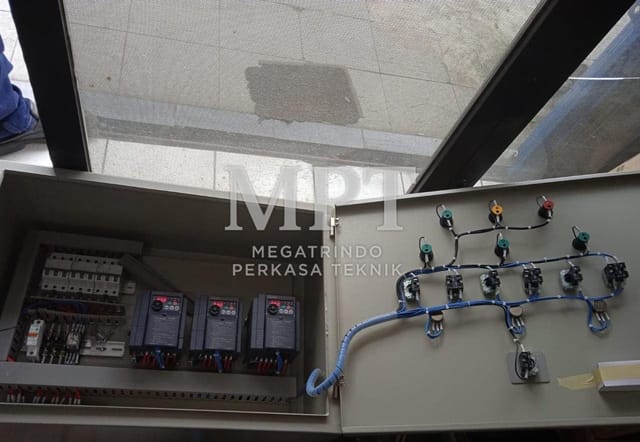 Panel VFD dengan tiga inverter dan pilot lamp di pintu