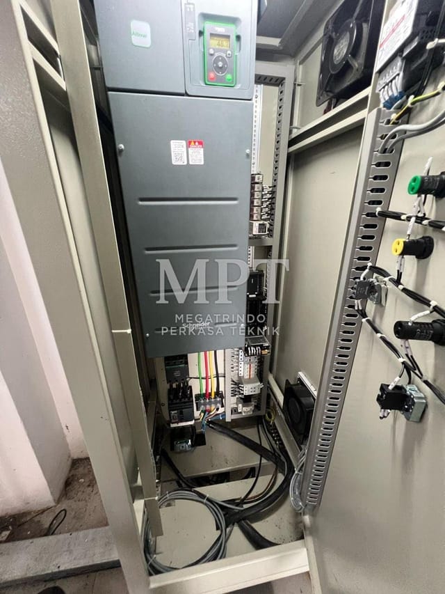 Panel VSD berdiri dengan inverter Schneider dan kipas pendingin