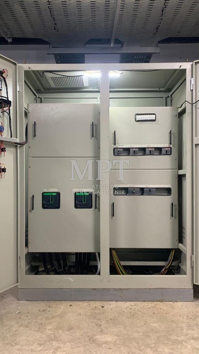 Panel power dengan ACB terpasang di ruang panel