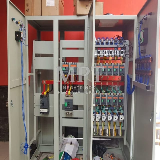 Perakitan panel power multi-section di workshop