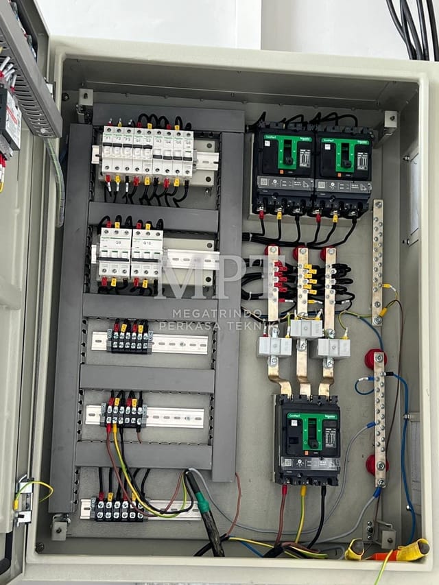 Isi panel power dengan MCCB, busbar tembaga, dan terminal