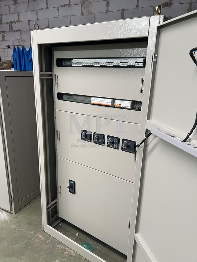 Panel power dengan pintu terbuka, siap dihubungkan ke beban