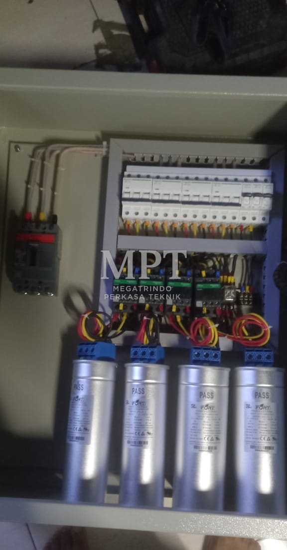 Panel capacitor bank dengan kapasitor dan kontaktor