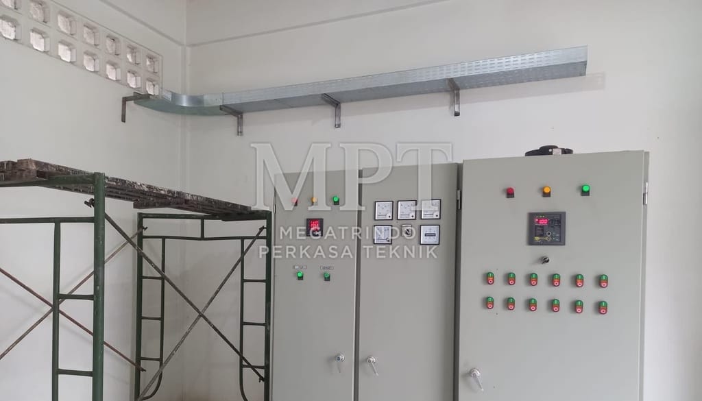 Deretan panel power terpasang di ruang panel dengan cable tray di atasnya