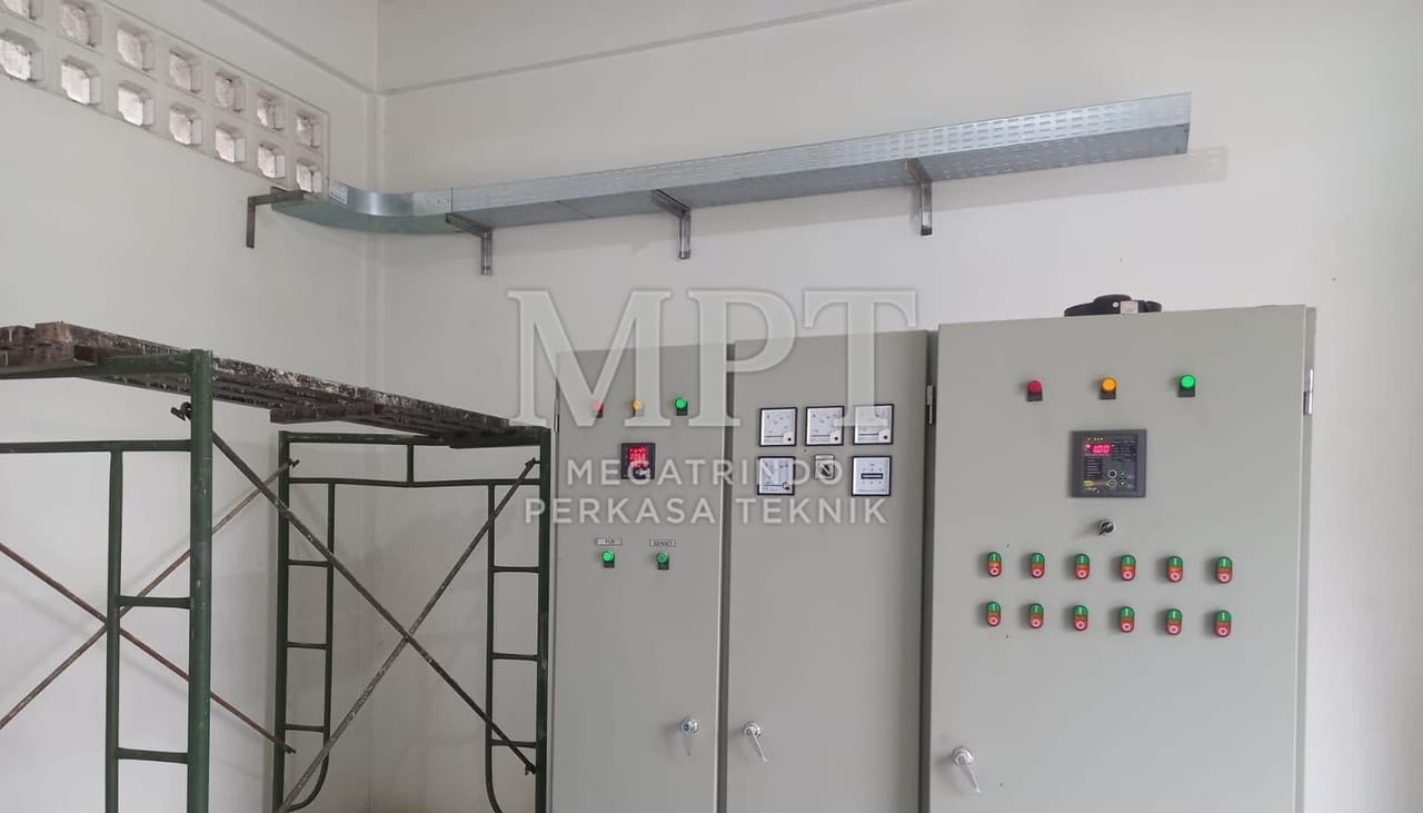 Deretan panel power terpasang di ruang panel dengan cable tray di atasnya