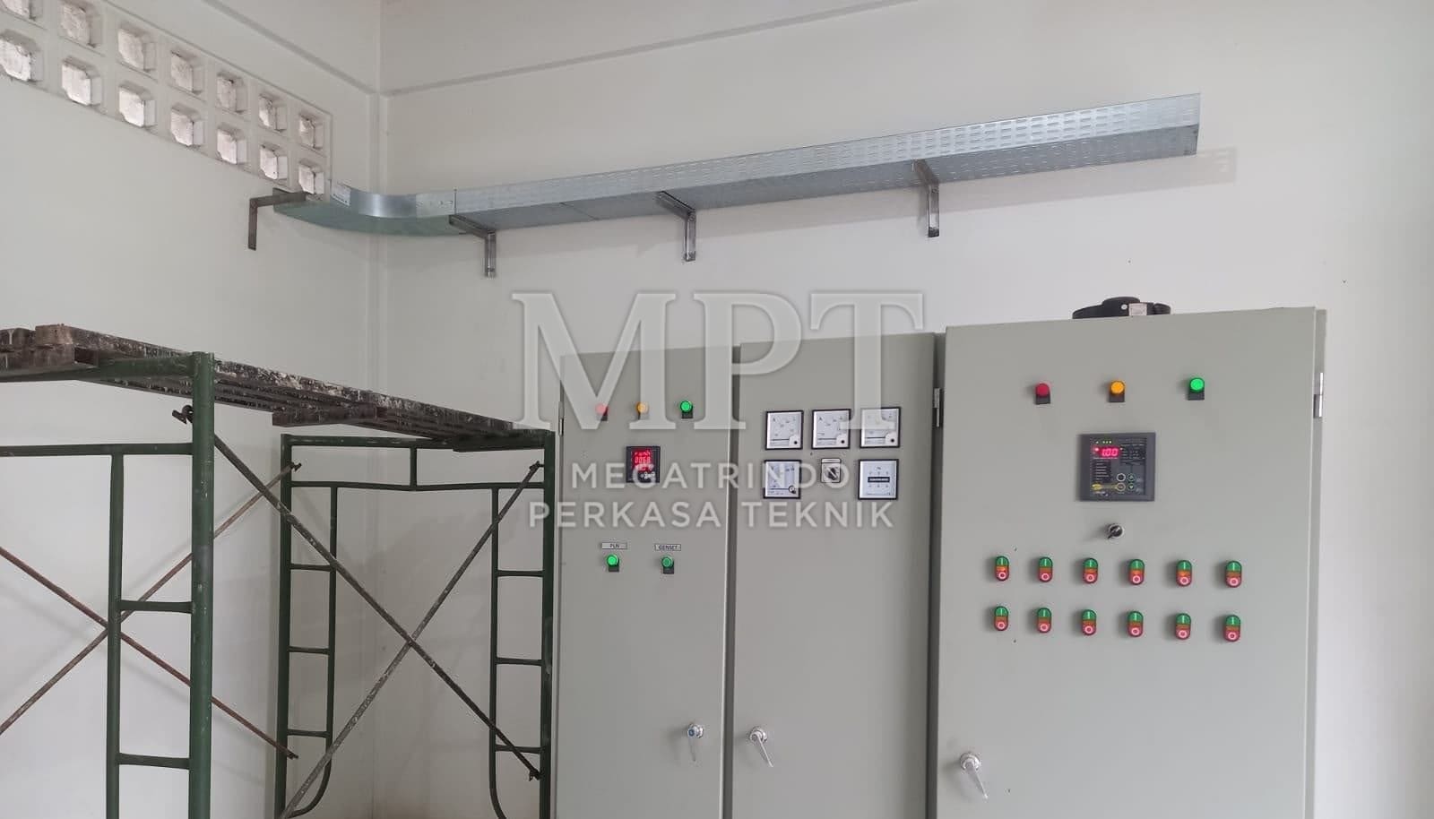 Deretan panel power terpasang di ruang panel dengan cable tray di atasnya