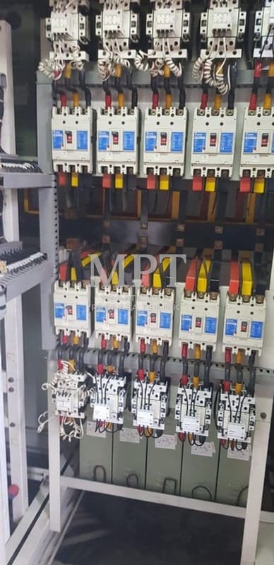 Deretan MCCB dan MCB di dalam panel power