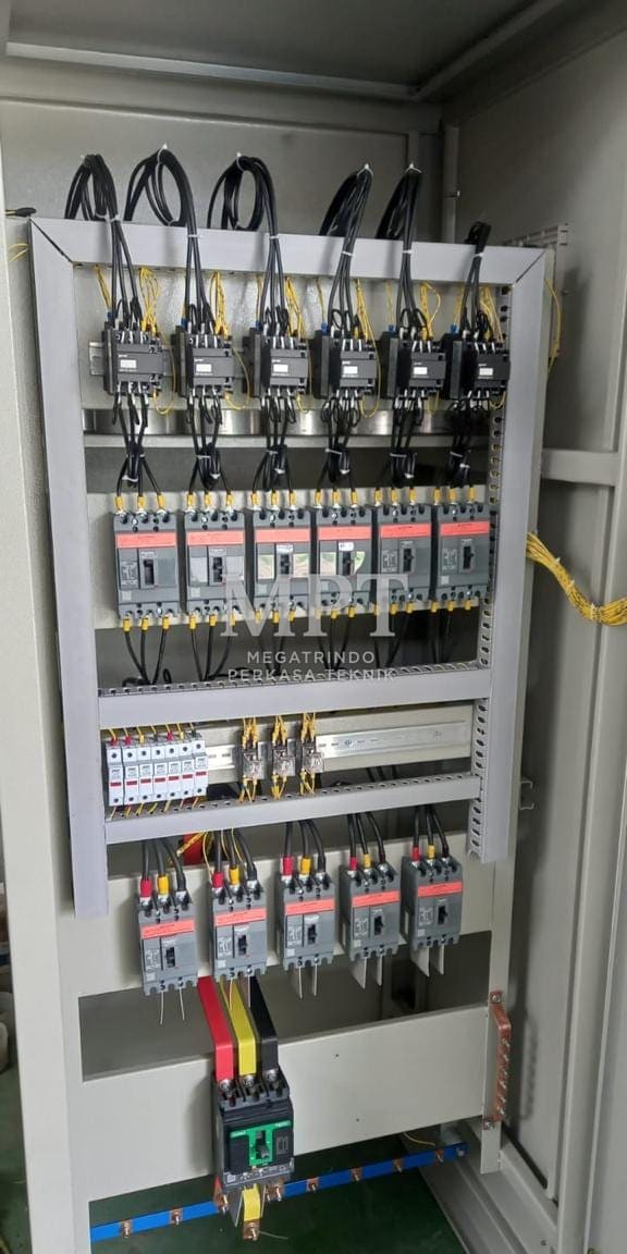 Panel power terbuka dengan deretan MCCB dan kontaktor