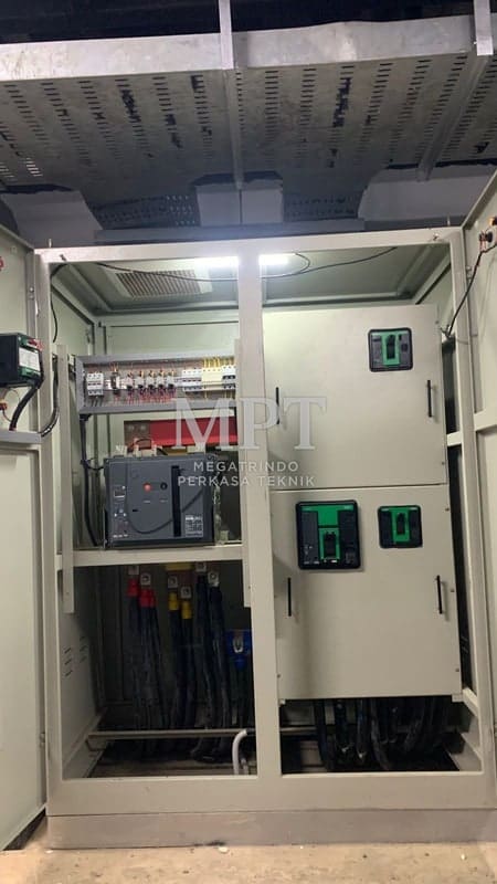 Panel power berdiri dengan pintu terbuka setelah terpasang