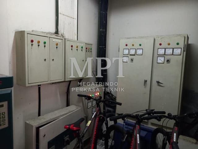 Panel distribusi dinding dengan lampu indikator dan meter