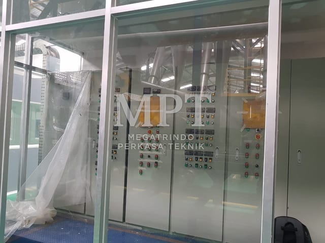 Panel power terpasang di balik dinding kaca ruang panel