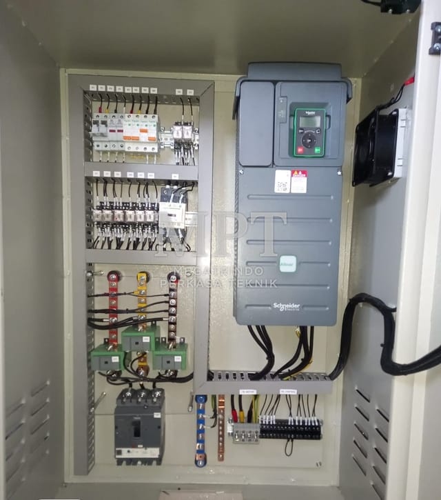 Panel VSD dengan inverter, MCCB, dan terminal kontrol