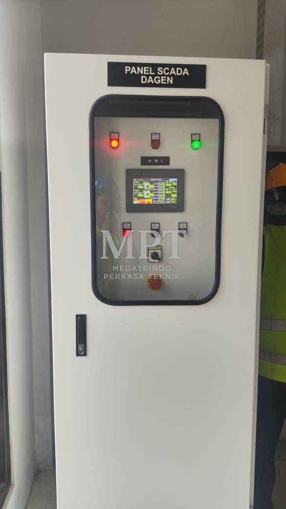 Panel SCADA dengan HMI dan pilot lamp di pintu