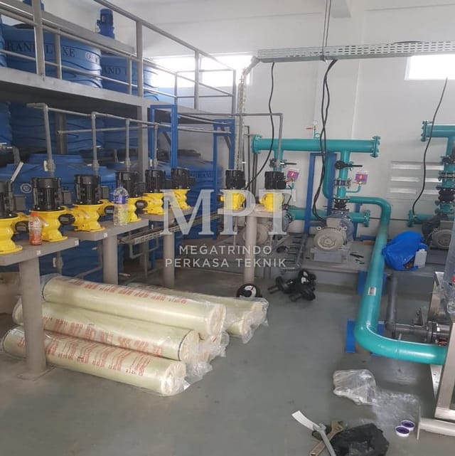 Ruang pompa water treatment plant dengan membran RO