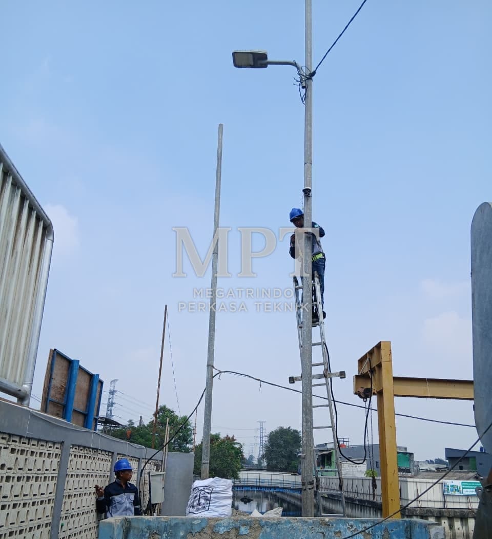 Teknisi memasang kamera CCTV di tiang lampu jalan