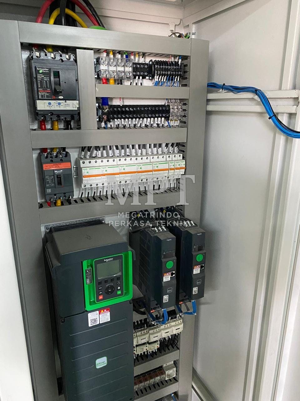 Panel control dengan inverter Schneider, MCCB, dan terminal yang tertata
