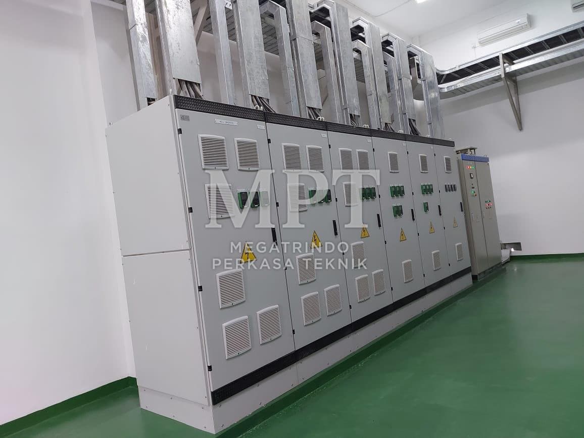 Deretan panel power di ruang panel yang bersih